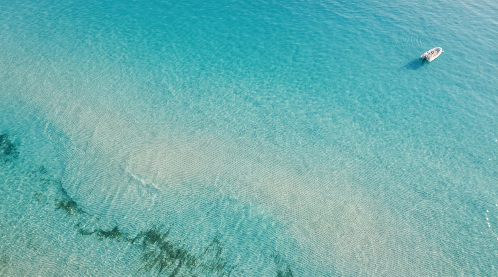 Türkisfarbenes Wasser vor Formentera aus der Luft